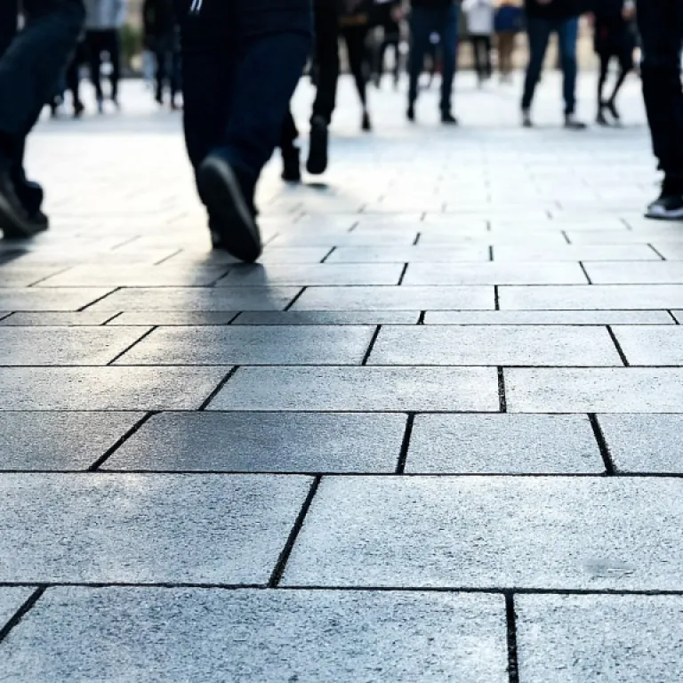 How ceo positioning shapes employee experience in organizations