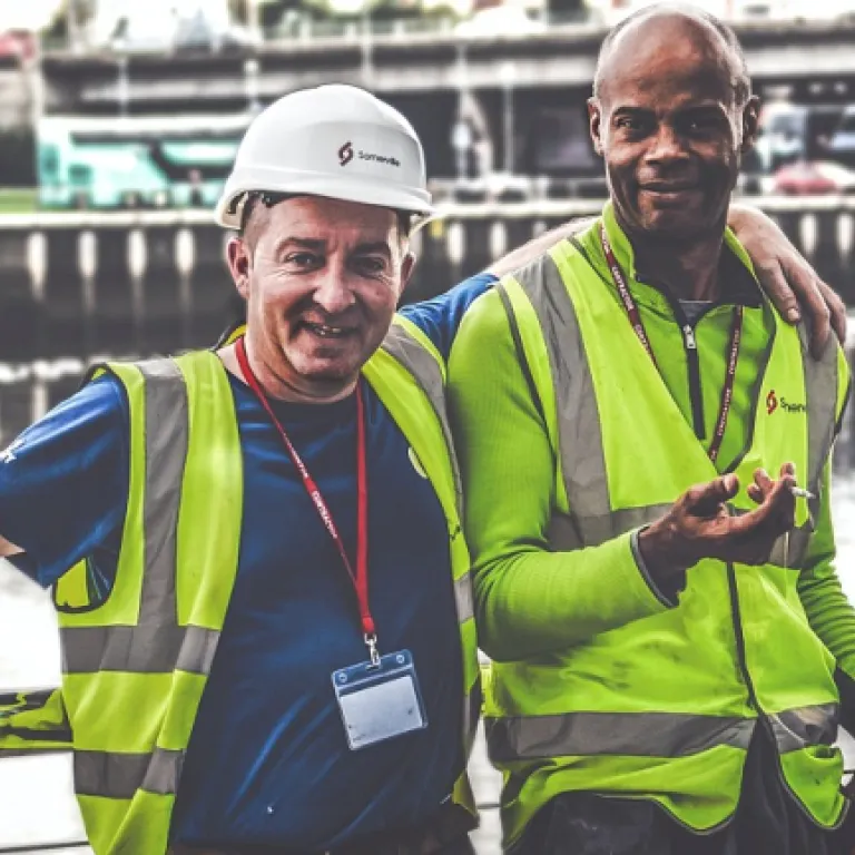 How cognitive load shapes expertise in trading environments